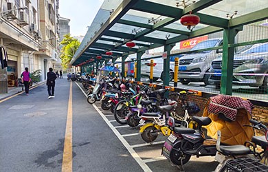 电动车一充电显示红灯，但一会就变绿灯是什么原因